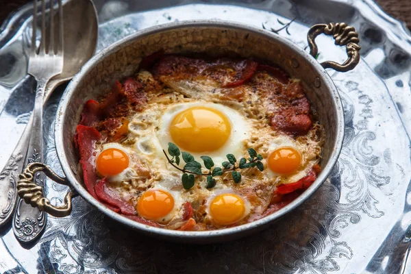 Desayuno tradicional turco con huevos y pastirma, con vajilla de té y metal —  Fotos de Stock
