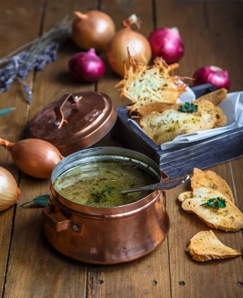 Вид на медный горшок с луковым супом и гренками — стоковое фото