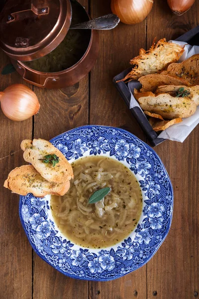 Луковый суп с сырным крутоном в тарелке, вид сверху . — стоковое фото