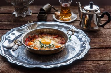 Sahanda yumurta ve sosis, Türk usulü ile bakır tavada