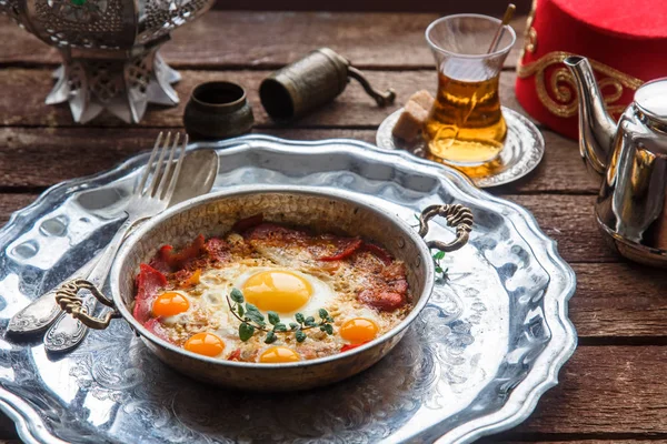 Sartén de cobre con huevos fritos y salchichas, estilo turco —  Fotos de Stock