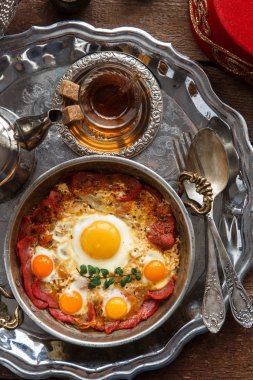 Türk kurutulmuş biftek ve kızarmış yumurta bakır pan, geleneksel Kahvaltı, üstten görünüm
