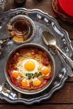 Türk kurutulmuş biftek ve kızarmış yumurta bakır pan, geleneksel Kahvaltı, üstten görünüm