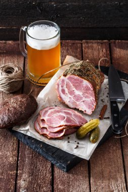 Çavdar ekmeği, turşu ve bira, rustik tarzı ile jambon füme