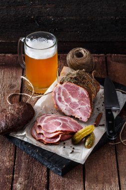 Çavdar ekmeği, turşu ve bira, rustik tarzı ile jambon füme