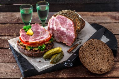 Çavdar burger füme jambon, turşu ve iki bardak votka