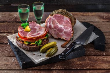 Çavdar burger füme jambon, turşu ve iki bardak votka