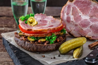 Füme et, domates, soğan reçeli ve ICO ile açılan ev yapımı sandviç Soğuk votka