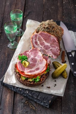 Füme et, domates, soğan reçeli ve ICO ile açılan ev yapımı sandviç Soğuk votka