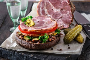 Füme et, domates, soğan reçeli ve ICO ile açılan ev yapımı sandviç Soğuk votka