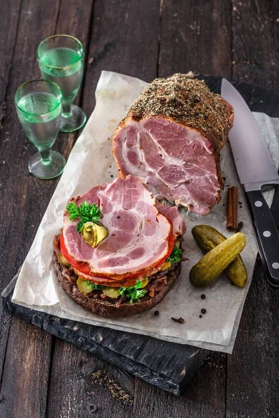 Füme et, domates, soğan reçeli ve ICO ile açılan ev yapımı sandviç Soğuk votka