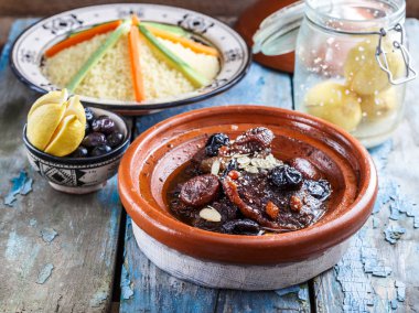 Kuru erik ve badem ile sığır eti tajine Closeview. Tradiotional Fas tabak içinde.