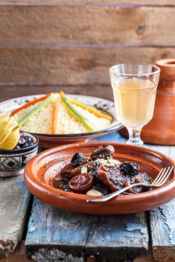 Geleneksel morocan sığır eti ve kuru meyve tajine. Kopya alanı