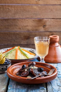 Geleneksel morocan sığır eti ve kuru meyve tajine. Kopya alanı