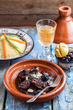 Geleneksel Fas tajine sığır eti ve kuru erik ve badem, Görünümü Kapat.