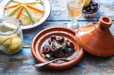 Geleneksel Fas tajine sığır eti ve kuru erik ve badem, Görünümü Kapat.