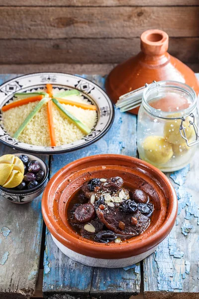 Beeef, Kuru erik, Kuru üzüm, incir ve badem ile lezzetli Fas tajine