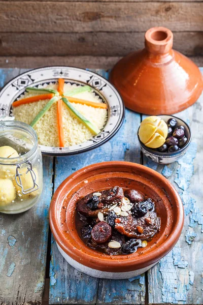 Köstliche marokkanische Tajine mit Rindfleisch, Pflaumen, Rosinen, Feigen und Mandeln — Stockfoto