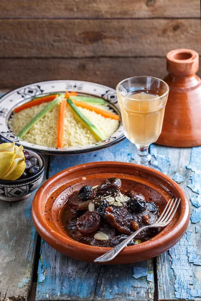 Delicioso tajine marroquino com carne de boi, ameixas secas, passas, figos e amêndoas — Fotografia de Stock