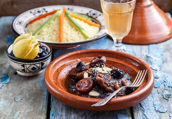 Vista de cerca de tajine de ternera con ciruelas pasas y almendras. En plato tradicional marroquí . —  Fotos de Stock