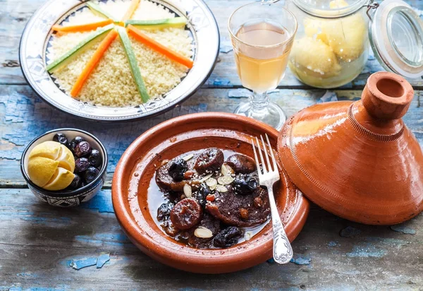 Tajine tradizionale marocchino di manzo e prugne secche e mandorle, vista da vicino . — Foto Stock