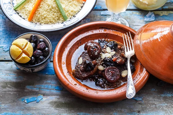 Традиционный марокканский таджин из говядины, чернослива и миндаля, близкий вид . — стоковое фото