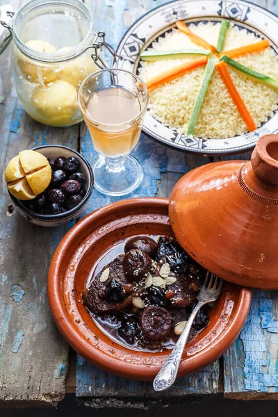 Carne de vacuno cocida lentamente con ciruelas pasas, higos, pasas y almendras - tajina marroquí . — Foto de Stock