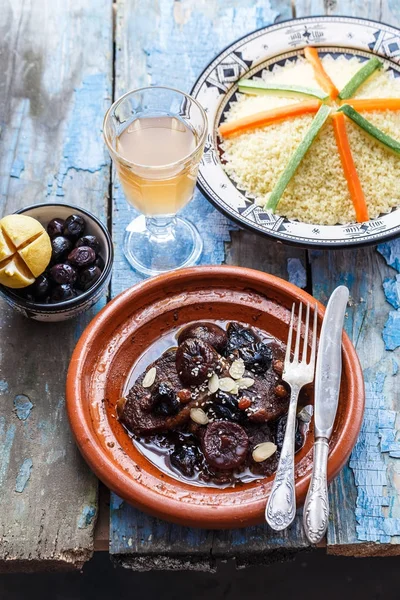 Platos tradicionales marroquíes: tajina de ternera, cuscús, aceitunas y limones salados. Estilo rústico — Foto de Stock