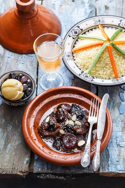 Tajine di manzo con olive, couscous e limoni salati. Piatti marocchini . — Foto Stock