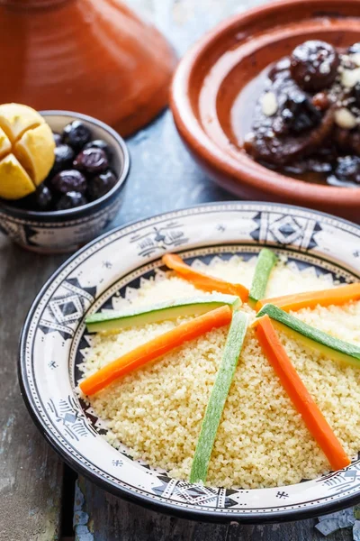 Marokkaanse couscous gegarneerd met groenten. Rustieke stijl. — Stockfoto