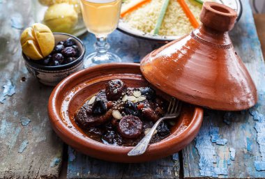 Yavaş pişmiş kuru erik, incir, Kuru üzüm ve badem - ile sığır eti Fas tajine.