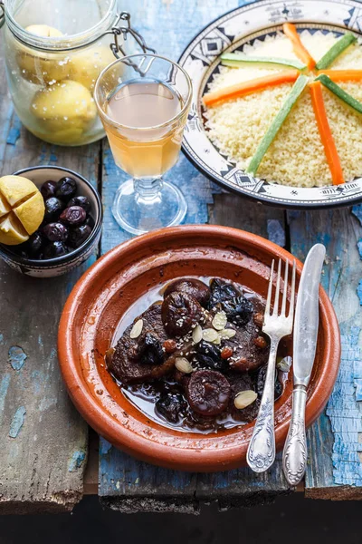 Piatti tradizionali marocchini: tajine di manzo, couscous, olive e limoni salati. Stile rustico — Foto Stock