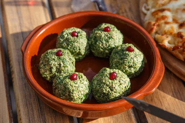 Pkhali, Gürcü çanağı ıspanak, fındık, pancar ve otlar ile.