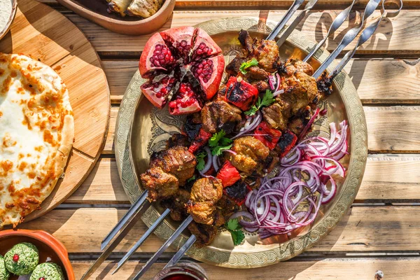 ΣΙΣ κεμπαπ ή shashlik, ψητά σουβλάκια, παραδοσιακό γεωργιανό πιάτο, το top view — Φωτογραφία Αρχείου