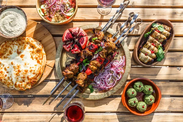 Şiş kebap veya Kebab, ızgara et şiş, geleneksel Gürcü Yemeği, üstten görünüm