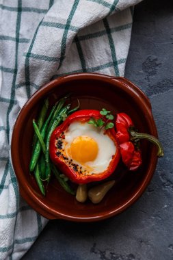 pişmiş çan peper yarım doldurulmuş yumurta ve sosis, üstten görünüm