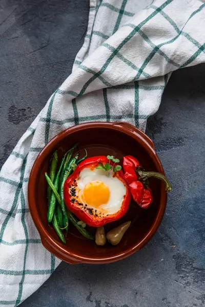 Здоровый завтрак с яйцом запеченные в перец с зеленой фасолью — стоковое фото