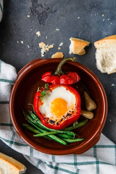 Huevo escalfado con pimiento al horno y pan —  Fotos de Stock
