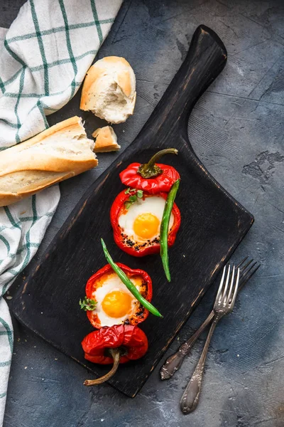 Sült piros paprika töltött tojás és a kolbász, kenyér és zöldbab, felülnézet — Stock Fotó