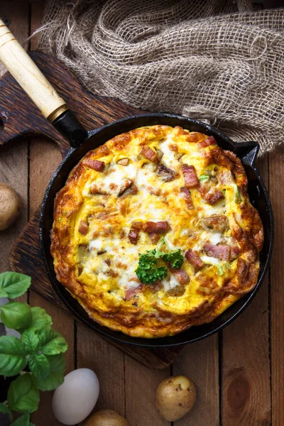 Fransk omelett Savoyarde med bacon, ost och purjolök i fry pan, rustik — Stockfoto