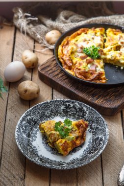 Jambon, peynir, patates ve bir plaka, rustik tarzı, üstten görünüm pırasa ile Fransız pişmiş omlet Savoy bir parça