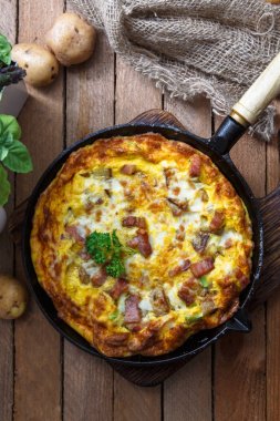 Ev yapımı kahvaltı lezzetli omlet jambon, patates ve peynir, üstten görünüm ile Filed under