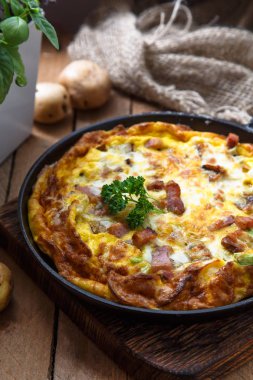 Omlet jambon ve peynirli bir tavada pişmiş, Görünümü Kapat