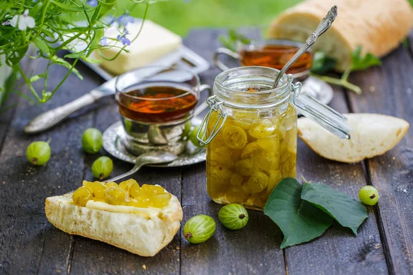 Bektaşi üzümü reçeli ahşap bir masa üzerinde ile jar