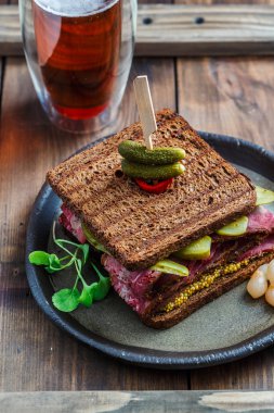 Bira ile pastırmalı sandviç