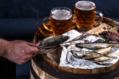 Adam içki bira ile kurutulmuş balıkçı