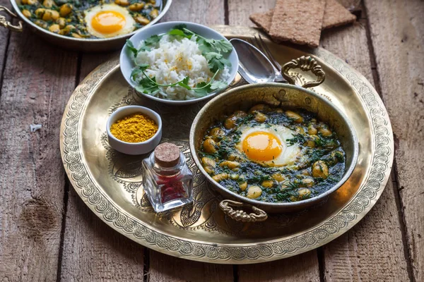 Baghali ghatogh - plato iraní hecho con frijol, eneldo y huevos . —  Fotos de Stock