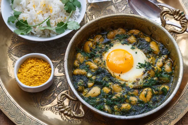 Desayuno persa con huevos, frijol y eneldo en bandeja de cobre —  Fotos de Stock