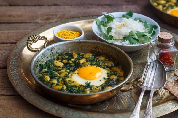 Desayuno iraní con huevos, frijoles y eneldo —  Fotos de Stock