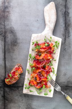 Ahşap tahta üzerinde marine edilmiş somon dilimlenmiş